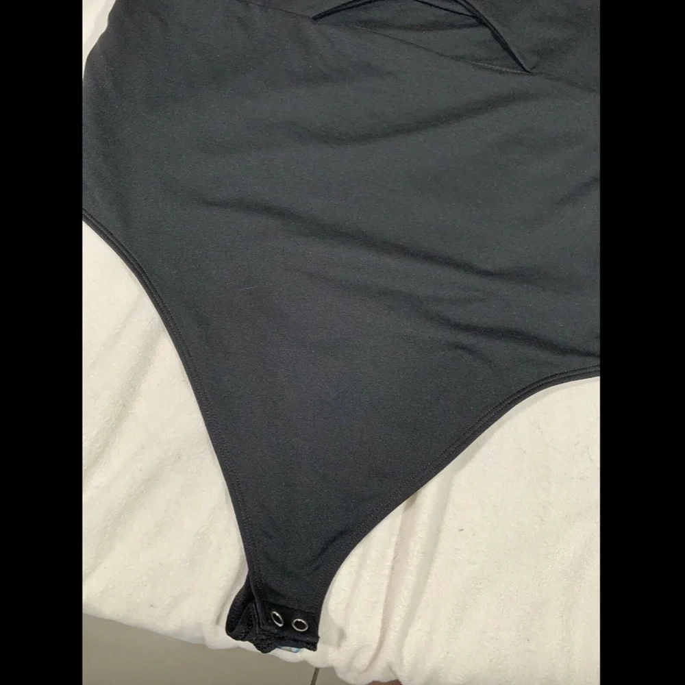 NEW $140 Good American Front Cutout V-neck Camisole Thong Bodysuit in Black SZ 5 - Picture 8 of 12